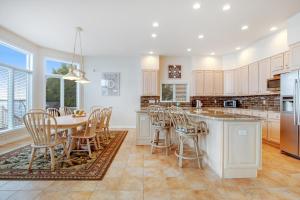 Η κουζίνα ή μικρή κουζίνα στο Madison Waterfront Home