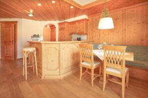 a kitchen with a table and chairs in a room at Sonnenschein in Wertach