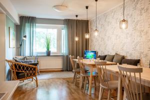 TV a/nebo společenská místnost v ubytování Duvan Hotell & Konferens