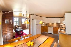 eine Küche mit einem Holztisch im Zimmer in der Unterkunft Chalet Paradis de Charlevoix in Baie-Saint-Paul