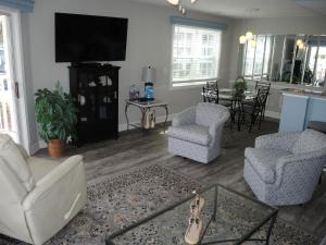 卡拉巴許的住宿－308M condo，客厅配有沙发、椅子和桌子