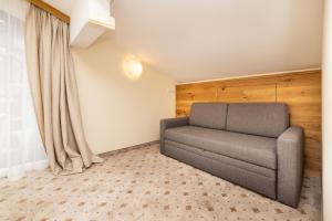 ein Wohnzimmer mit einem Sofa und einem Fenster in der Unterkunft Haus am Hammerrain in Flachau
