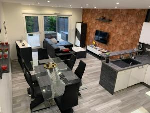 a kitchen and living room with a table and a couch at Beau duplex 90m2 au calme in Buchères