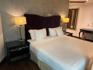 
سرير أو أسرّة في غرفة في Barceló Cairo Pyramids Hotel
