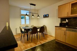 uma cozinha com mesa e cadeiras num quarto em Ferienwohnung Badstaven em Wismar