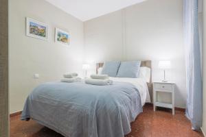 Säng eller sängar i ett rum på Apartamentos Alameda del Tajo I Parquing Centro