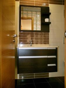 Ένα μπάνιο στο Apartamentos Barrosa II