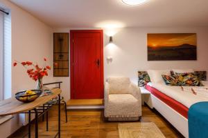 1 dormitorio con 1 cama, 1 mesa y 1 silla en Origo Vendégház en Hévíz