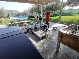 a ping pong table with a ping pong ball on a table sidx sidx at VILLA FELICIA in Torino di Sangro