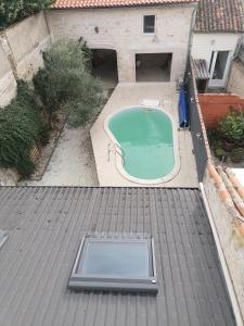 Výhled na bazén z ubytování Grande chambre d'hôte avec piscine chauffée et Jacuzzi à disposition nebo okolí