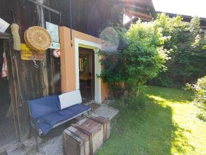 einem blauen Stuhl vor einem Gebäude in der Unterkunft Gemütliche Ferienwohnung mit Kamin und Garten in Garmisch-Partenkirchen