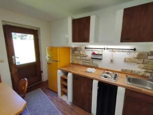eine Küche mit einer Theke und einem Waschbecken darin in der Unterkunft Gemütliche Ferienwohnung mit Kamin und Garten in Garmisch-Partenkirchen + 2 Fotos