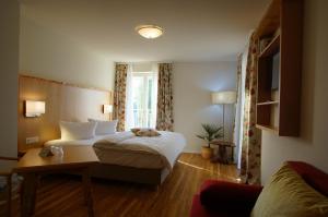 Un pat sau paturi într-o cameră la Hotel Spreeblick