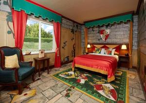 1 dormitorio con 1 cama y 1 silla en una habitación en LEGOLAND New York Resort, en Goshen