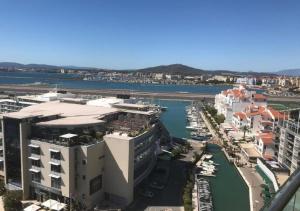 een luchtzicht op een stad met een rivier en gebouwen bij SEA AIR OCEAN VILLAGE in Gibraltar