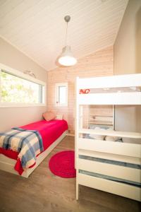 מיטה או מיטות קומותיים בחדר ב-Lomamökki, loistava sijainti