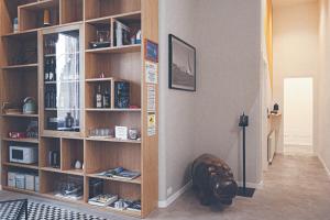 ein Zimmer mit einem Bücherregal voller Bücher in der Unterkunft Napoli Visit Home in Neapel