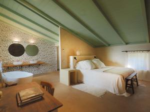 A bed or beds in a room at Mas Rauric Még 23 kép