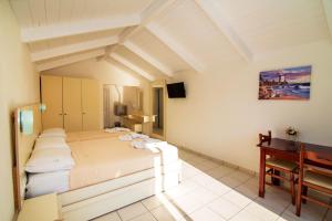 Un pat sau paturi într-o cameră la Playa Bay Hotel Zakynthos