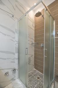 una doccia con porta in vetro in bagno di LA CASA DE LA VIDA a Naxos Chora