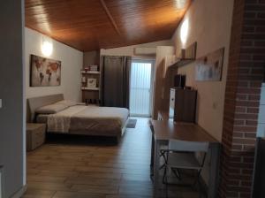 ein Schlafzimmer mit einem Bett und einem Schreibtisch in einem Zimmer in der Unterkunft Amazing Appia Antica in Rom