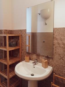 bagno con lavandino e specchio di La Casa di Isidoro a Napoli