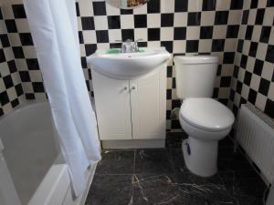 a bathroom with a toilet and a sink at Motel Pierre in Montréal