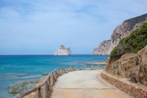 a path to the beach with a view of the ocean at Casa vacanze Maria Maddalena Iglesias in Iglesias