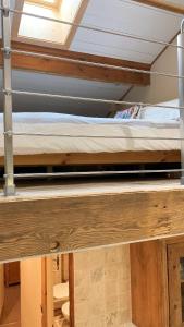 - deux lits superposés dans une chambre dans l'établissement Oree Studio Mezzanine, à Megève