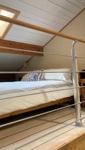 Ce lit superposé se trouve dans un dortoir doté d'un toit. dans l'établissement Oree Studio Mezzanine, à Megève