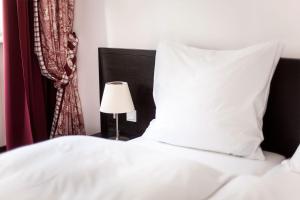 Postel nebo postele na pokoji v ubytování Brauereigasthof & Hotel Kapplerbräu