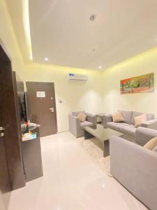 Sala de estar con sofás y mesa de centro en السامية الفندقية en Sharurah