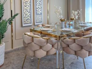 uma sala de jantar com uma mesa de vidro e cadeiras em FIRST CLASS 2BR with full DUBAI SKYLINE & SEA view em Dubai