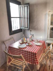 una mesa con un mantel a cuadros rojo y blanco en Casa Juncaria, en Yunquera