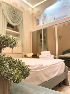 uma sala de spa com uma cama e plantas em Great one Bed right near Opera House em Kiev