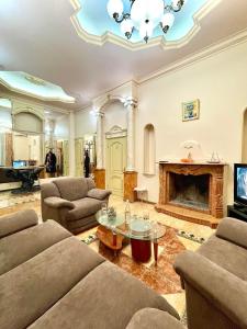 uma sala de estar com um sofá e uma lareira em Great one Bed right near Opera House em Kiev