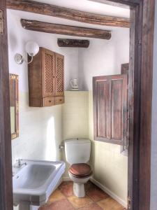 y baño con aseo, lavabo y bañera. en Casa Juncaria, en Yunquera