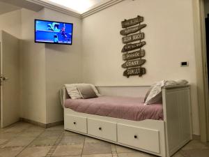 A television and/or entertainment centre at MIMI'S HOME casa per vacanze