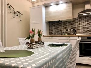 A kitchen or kitchenette at MIMI'S HOME casa per vacanze