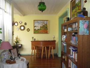 Habitación con mesa y escritorio. en Hostal Renoir en San Fernando