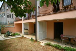 a view of the courtyard of a house at Apartments Neda - Poreč South in Poreč