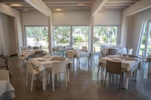A restaurant or other place to eat at Ferienwohnung ulivo mit Pool und Privatstrand