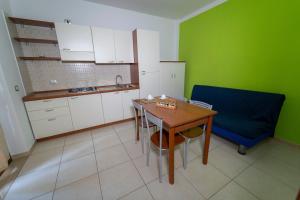 A kitchen or kitchenette at Ferienwohnung ulivo mit Pool und Privatstrand