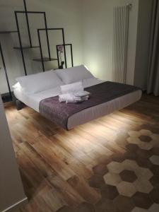 une chambre avec un lit avec deux serviettes dessus dans l'établissement Catania House, à Catane