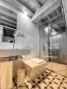 a bathroom with a toilet and a sink and a shower at Apartamento Zocailla in Gata