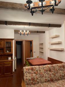 uma sala de estar com uma mesa e um sofá em IL GECO DI MONTAGNA em Castel di Sangro
