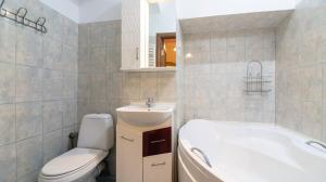 Et badeværelse på The MAIN square! 2 separated bedrooms, balcony + 15 billeder