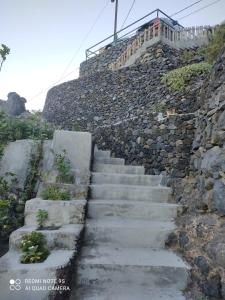 un conjunto de escaleras de piedra en una pared de piedra en Apartamento Puerto de la Estaca 1 en Valverde