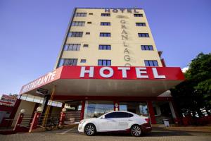 ポウゾ・アレグレにあるGranlago Hotelのホテルの前に駐車された白い車