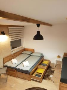 un dormitorio con una cama en una habitación en Olimpijska Kuća Jahorina, en Jahorina